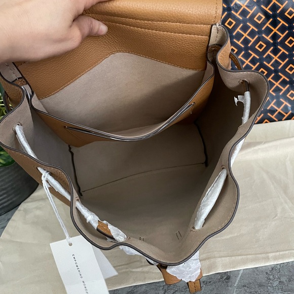 New✨tory burch Thea With Gold Hardware Pebbled Leather Backpack (tan/triamisu) - Picture 9 of 14